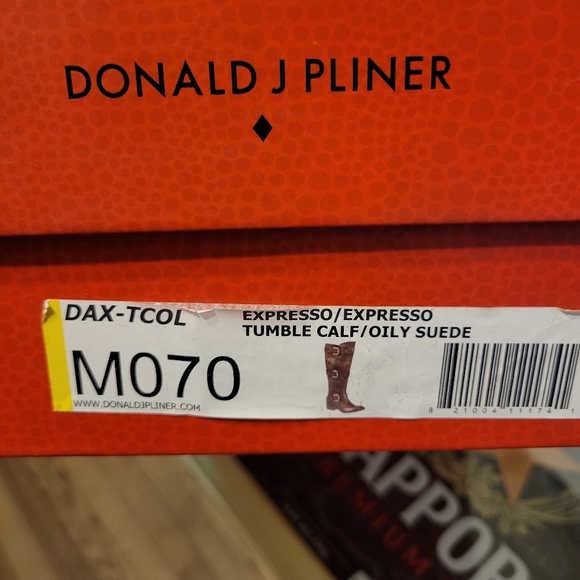 Donald j pliner Boots Size 7 - Picture 9 of 10